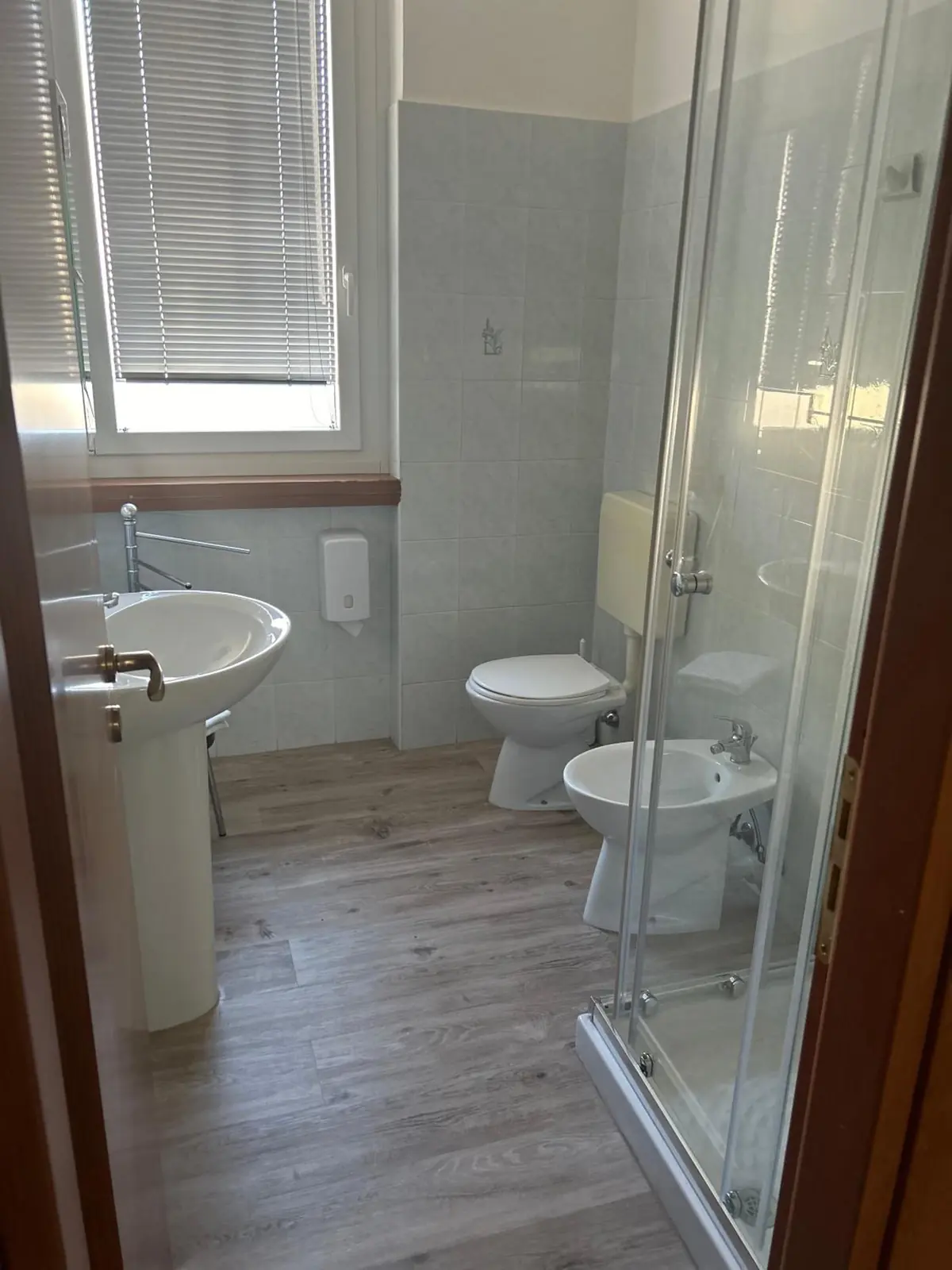 Bagno di una camera, con la doccia