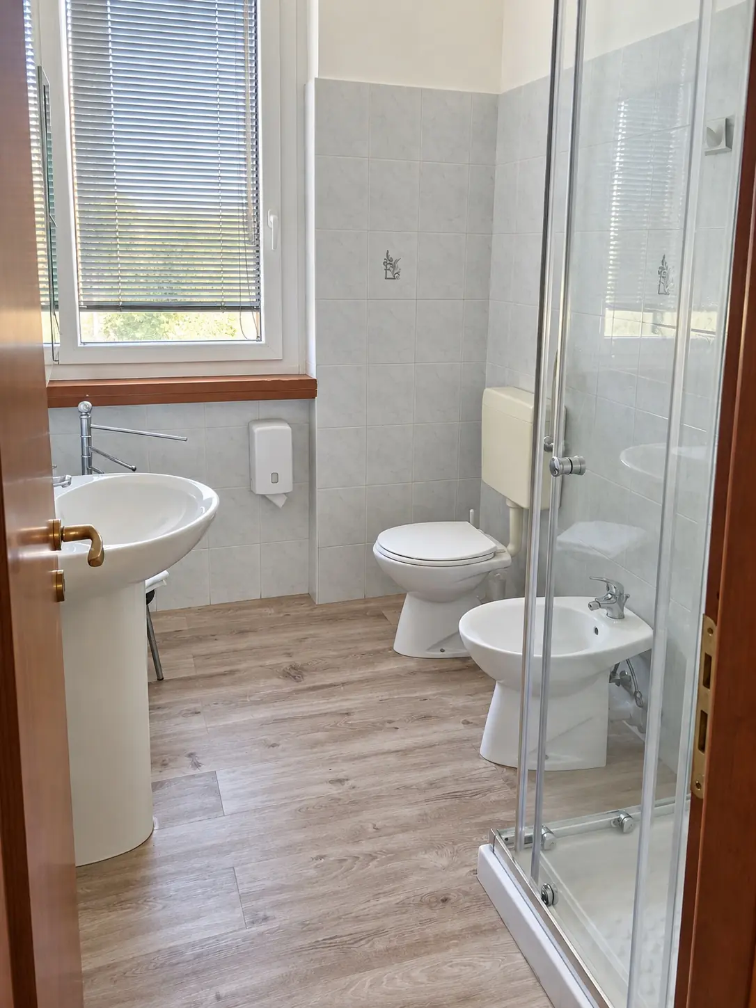 Bagno di una camera, con la doccia