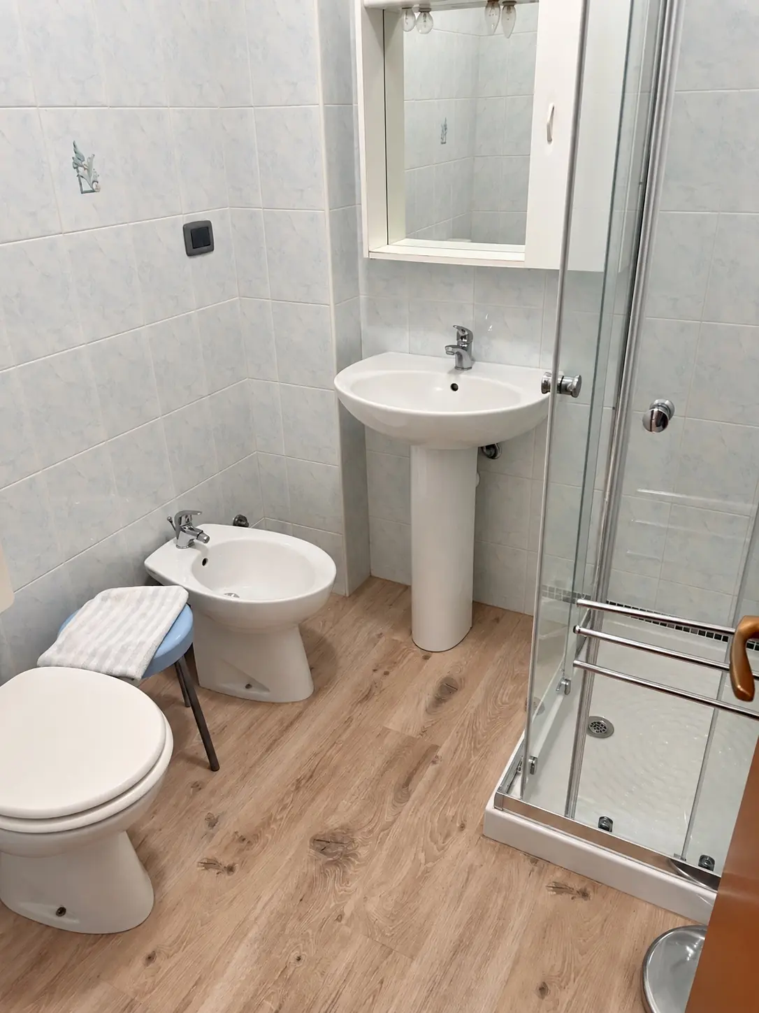 Bagno con lo specchio, il lavabo e la doccia