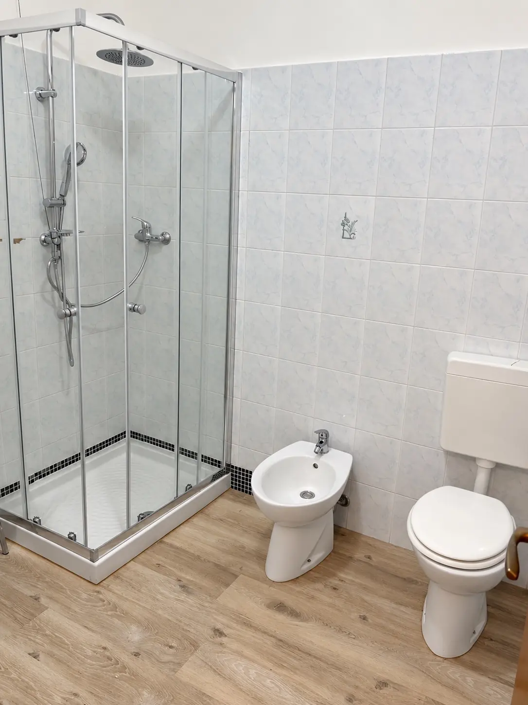 Bagno con la doccia in vetro
