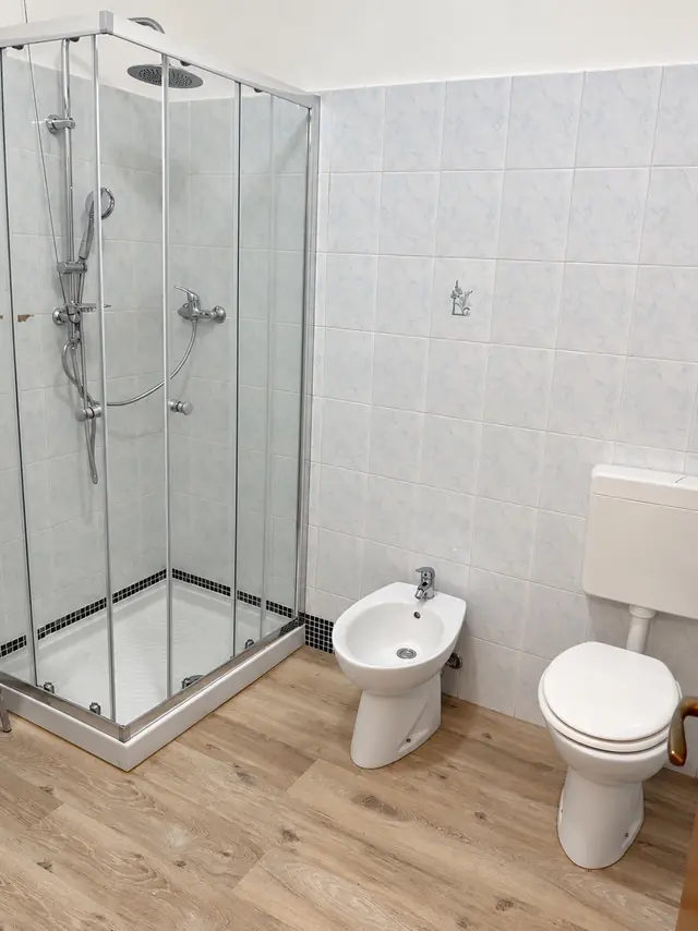 Bagno con la doccia in vetro