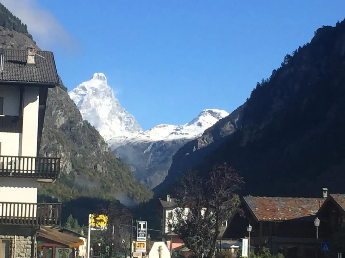 Il Cervino visto dal paese, con le case valdostane e il cielo sereno