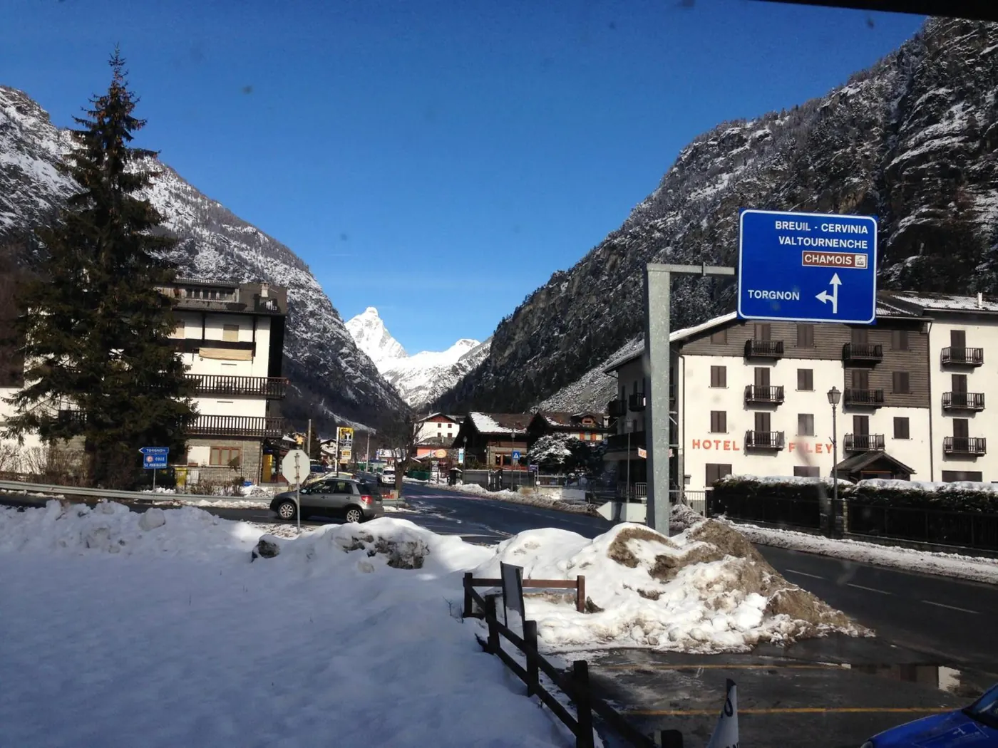 La strada di Filey verso Cervinia, con il Cervino in fondo alla valle e la neve ai lati