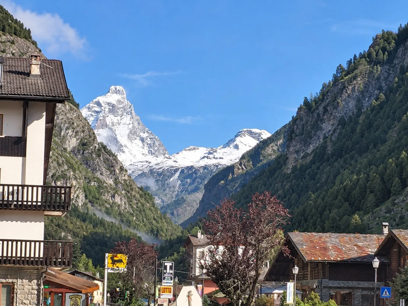Il Cervino visto dal paese, con le case valdostane e il cielo sereno