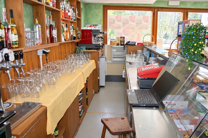 Il bancone del bar con la macchina del caffè e i bicchieri