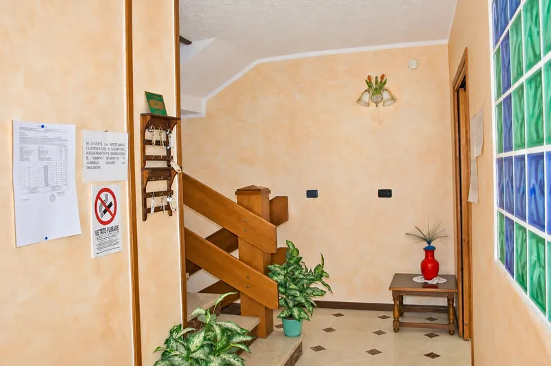 L'ingresso con la scala in legno