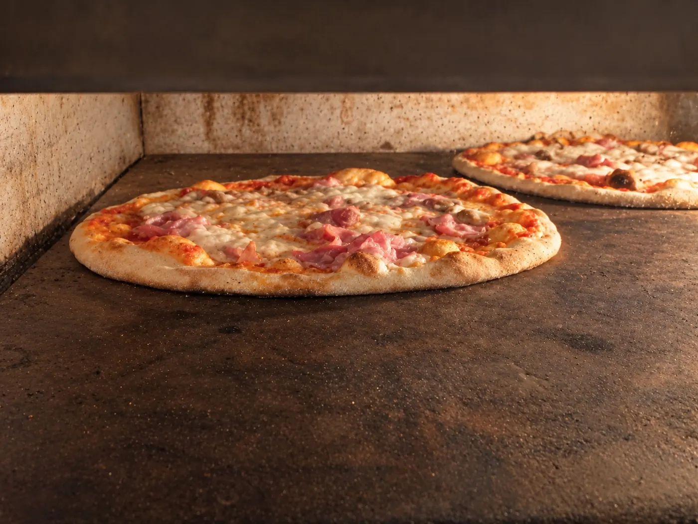 La pizza nel forno a legna
